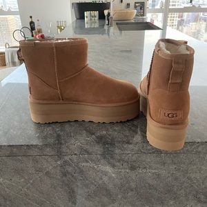 UGG Platform Chesnut
